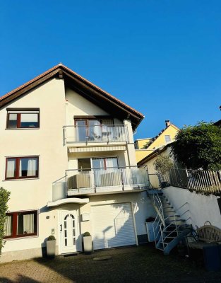 Attraktive Doppelhaushälfte in Top-Zustand mit Garten und Garage