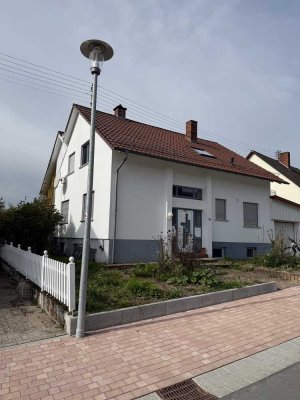 Zweifamilienhaus mit großem Wintergarten und Solarthermie in ruhiger Waldrandlage
