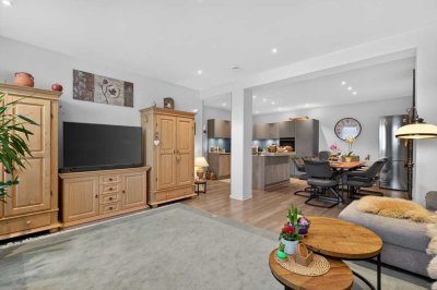 Renovierte Top-Wohnung mit Aussicht, riesigem Hobbyraum und Doppelgarage