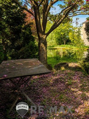 "Die kleine Muse am Teich!"