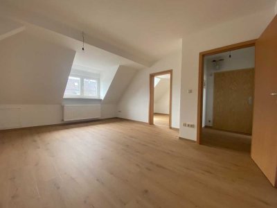 Sehr schöne, neu renovierte 2-Zimmer-Dachgeschoss-Wohnung in Weiden zu vermieten!