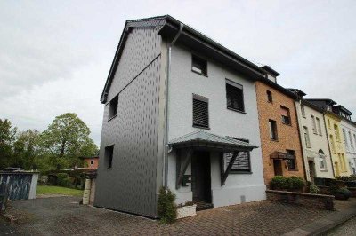 Kernsaniertes Zweifamilienhaus 3 separate Wohneinheiten gehobene Ausstattung schöner Garten - Hennef