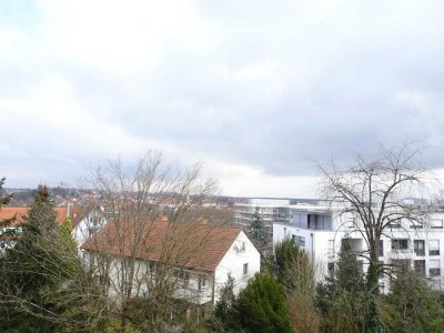 Teilmöblierte Zwei-Zimmer-Wohnung im DG mit TG-Stellplatz in Herzogenaurach-Nähe Firma Schaeffler