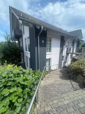 Melsungen: Stilvolles Zweifamilienhaus mit Dachloggia, stylischen Balkonen und tollem Garten