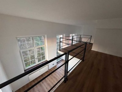 Stilvolle Loftwohnung auf zwei Ebenen mit Galerie & Balkon