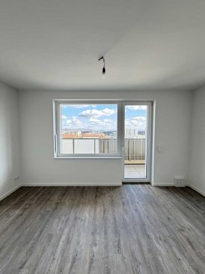 Wohnen mit Ausblick: 2-Raum-Wohnung im Erstbezug mit Einbauküche und Balkon