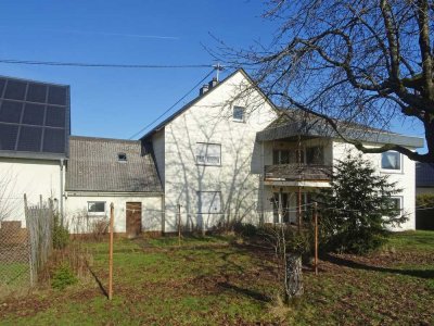 Großzügiges Ein- bis Zweifamilienhaus mit Scheune und Photovoltaikanlage in Randlage!
