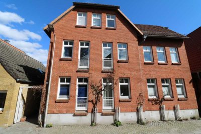 Sechs Wohneinheiten mit Stellplätzen & Garagen