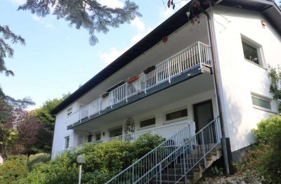 Geräumiges Zweifamilienhaus in herrlicher Aussichtslage
