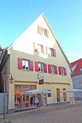 Hochwertige, großzügige Stadtwohnung mit Balkon und Aufzug