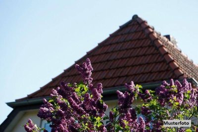 Einfamilienhaus mit ausgebautem Dachgeschoss, Balkon und Nebengebäude (Garage und Abstellraum)