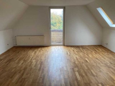 Großzügige ruhige 2 Zimmer Dachgeschoss Wohnung mit Balkon und EBK in Hilden Süd