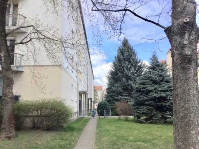 Striesen: Große 2-Zimmerwohnung mit separaten Räumen und Wannenbad!