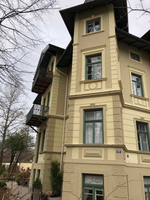 Stilvolle 3-Zimmer-Dachgeschosswohnung mit Balkon in historischer Stadtvilla