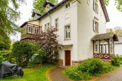 Außergewöhnliche Familienwohnung mit Kamin, EBK, Stellplatz und Garten in Langebrück.
