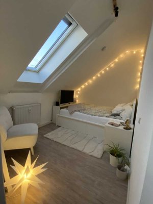 Möblierte 1-Zimmer-Dachgeschosswohnung zur Zwischenmiete (01.03-31.08)