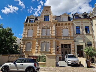 Geschmackvolle 4-Zimmer-Erdgeschosswohnung mit luxuriöser Innenausstattung und Aufzug/Balkon/Garten