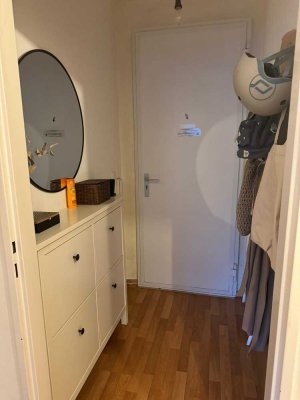 Helle 2-Zimmer Wohnung mit Balkon, Abstellkammer und Einbauküche in Frankfurt am Main