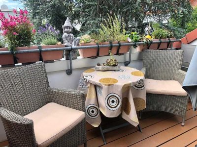 2 Zi-Dachgeschosswohnung mit Balkon & extra Hauswirtschaftsraum!