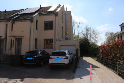 Moderne Doppelhaushälfte mit zwei Wohnungen