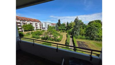 Frei! 2Zi Weststadt-Juwel Effizienz C: Fernwärme, Riesen-Balkon, Stellplatz, Möbliert