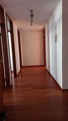 Gepflegte 4-Zimmer-Wohnung mit Balkon und Einbauküche in Augsburg