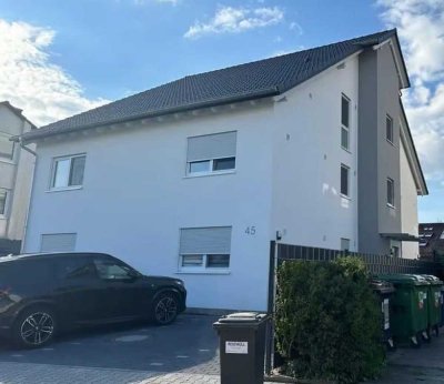 Neuwertige 2,5 Zimmer Penthouse-Wohnung mit exklusiver Ausstattung in Ortsrandlage