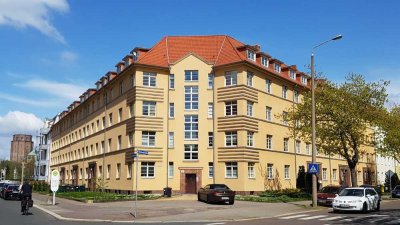 2-Zimmer Altbauwohnung mit Tageslichtbad, Bad & separater Küche mit Fenster
