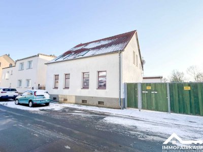 Einfamilienhaus mit Einliegerwohnung, großem Grundstück und Pool in ruhiger Wohnlage