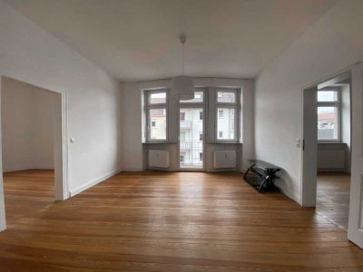 KL - Nähe Stadtpark, "ALTBAU" "SANIERT" 4 ZKB, Balkon, Einbauküche, Tageslichtbad