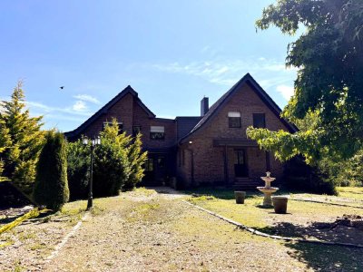 Pferdeliebhaber aufgepasst - Idyllisches Zweifamilienhaus mit einer großen Scheune und Garage!
