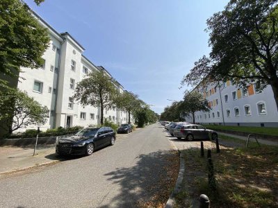 Lichtdurchflutete Dachgeschosswohnung mit großzügigem Balkon in ruhiger Lage