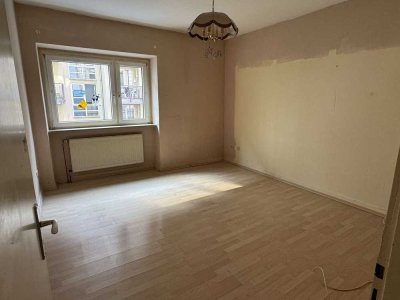 Renovierungsbedürftige Wohnung mit schöner Aufteilung