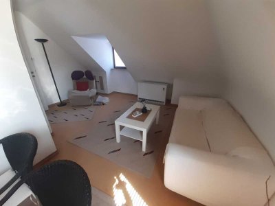 IDEAL FÜR PENDLER: Schöne, vollst. möblierte 2-Zi.-DG-Wohnung in ruhiger, bevorzugter Lage *