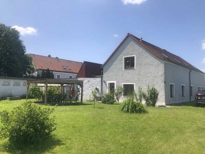 Wo Geschichte auf Zukunft trifft – saniertes EFH mit PV-Anlage & großem Grundstück