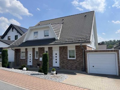 Neuwertiges Zweifamilienhaus in ruhiger, zentraler Lage von Kreuztal!