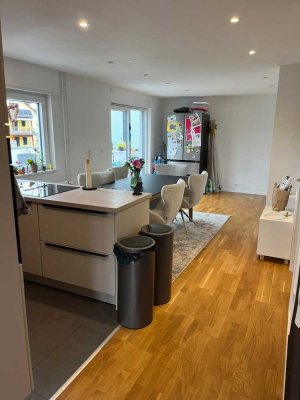 Sanierte Wohnung mit vier Zimmern sowie Balkon und EBK in Langen