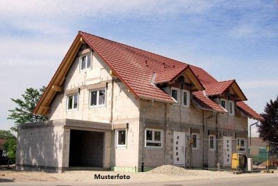 Reihenhausprojekt im Rohbau mit 3 Einheiten und 6 geplanten Carports