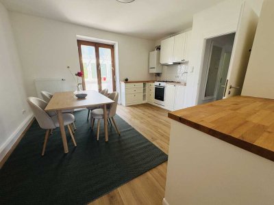 Voll möblierte 2-Zimmer-Wohnung mit Wintergarten frisch saniert