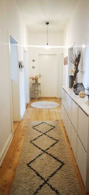 Sanierte Altbauwohnung mit Dielenböden und großem Balkon in herrschaftlichem Altbau!