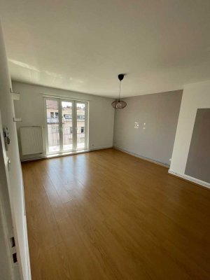 3 Zimmer Wohnung mit 3 Balkonen, EBK, WG geeignet