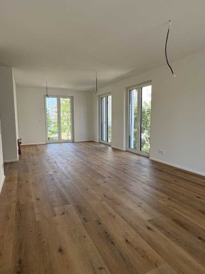 Neubau: Helle 3-Zimmer-Wohnung mit Balkon und Küche