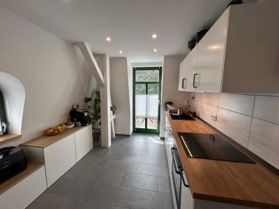Neuwertige 5-Raum-Wohnung mit 2 Balkonen und Einbauküche