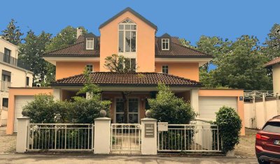 Mediterrane Villa mit 3 Wohnungen und traumhaftem Südgarten in ruhiger Lage von München-Trudering
