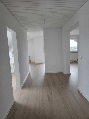 Großzügige & Moderne 3,5 Zimmer-DG-Wohnung mit Südbalkon