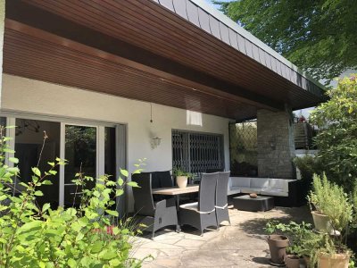 Freistehendes Einfamilienhaus mit Kamin, südw. ausgerichtetem Garten u. 2 Garagen in Villenlage