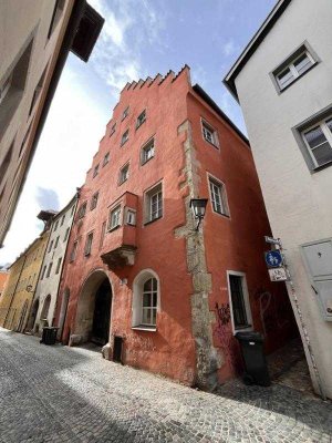 Rendite 3,86%! Vermietete 4-Zi. Maissonette-Wohnung mit Galerie in der Altstadt von Regensburg