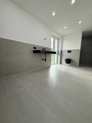 Erstbezug nach Sanierung mit Balkon: Geschmackvolle 2,5-Zimmer-Wohnung mit lux. Innenausstattung