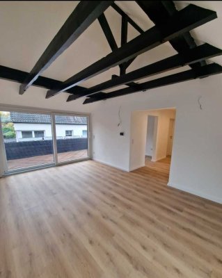 Außergewöhnliche Wohnung im 3 Familienhaus, Erstbezug nach Komplettsanierung