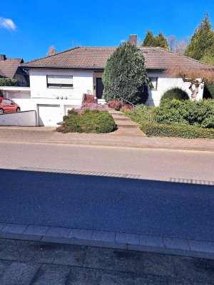 Freist. weißer Bungalow mit 3 Garagen in ländlich zentraler Lage in 41189 M'gladbach